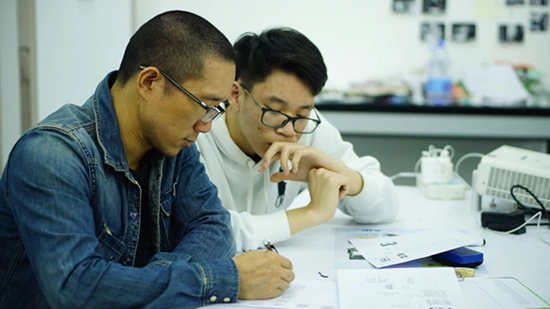 专业导师在对学生进行一对一指导「探校深度对话议题」