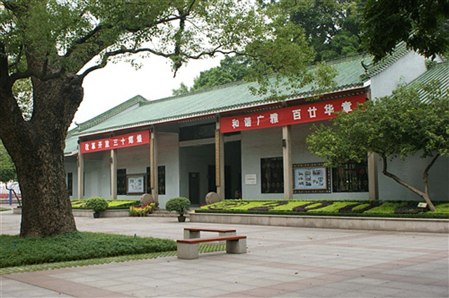 山长楼与大樟树