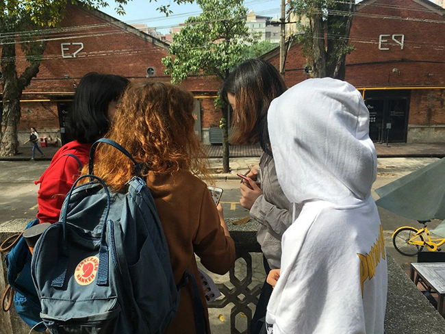 课程中教师带学生外出调研